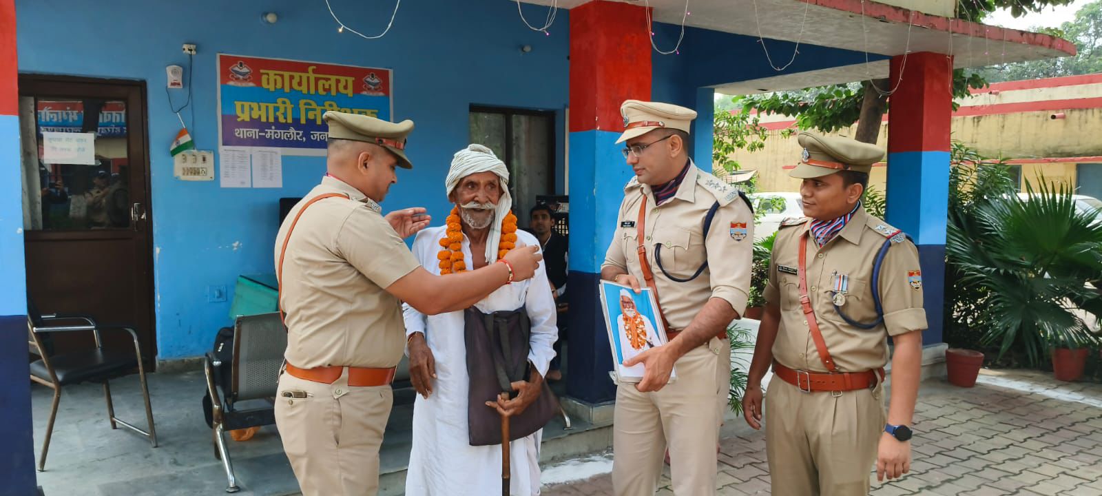 111 साल के अंग्रेज़ो के जमाने के ग्राम चौकीदार को पुलिस ने किया सम्मानित