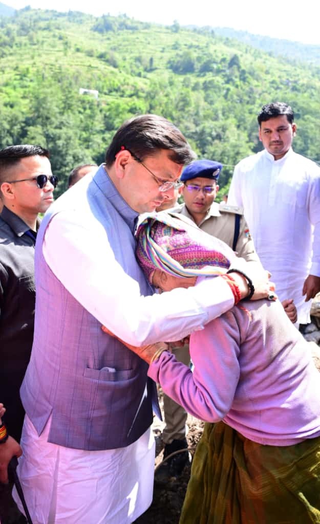 सुख-समृद्धि एवं आपदा राहत की कामना आपदा से जूझ रहे प्रदेश के लिए मां धारी देवी से आशीर्वाद लेने पहुंचे सीएम धामी, भावुक हुए श्रद्धालु